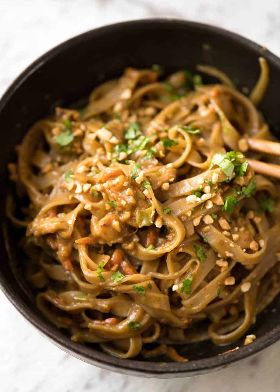 Stir Fried Noodles with Peanut Sauce - tastes like satay peanut stir fries you get at Chinese restaurants in Australia. So easy and SO GOOD! recipetineats.com